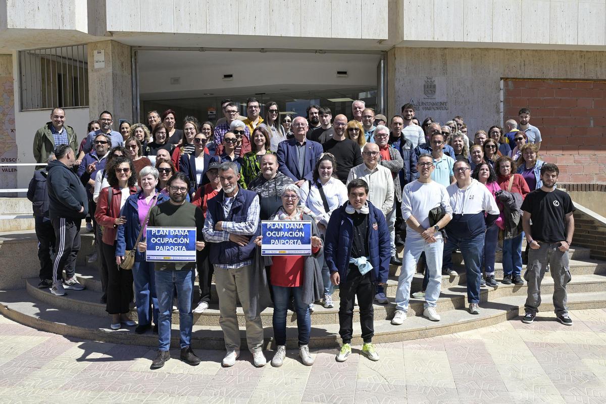El alcalde Ciscar con los 65 vecinos y vecinas incorporados a los servicios municipales.