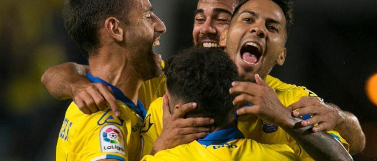 David García, Aythami y Viera celebran con Tana su gol al Madrid.