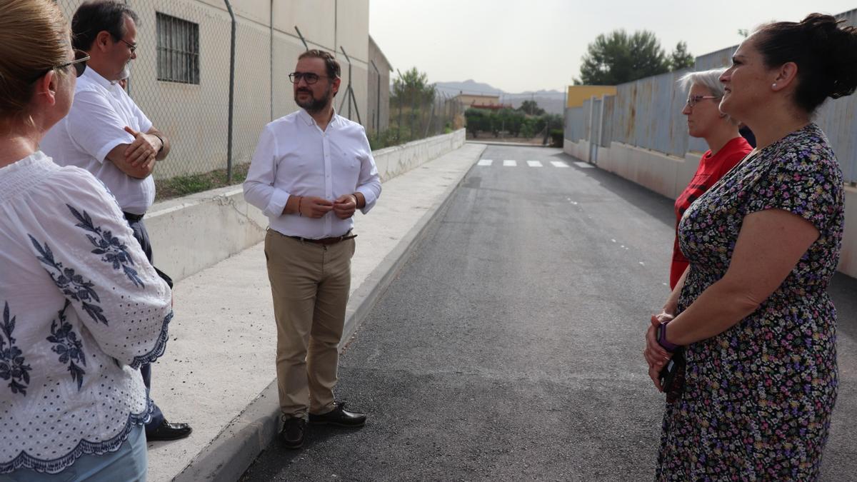 Antonio Navarro, Diego José Mateos y Antonia Pérez en la nueva carretera de acceso al colegio público de El Consejero.