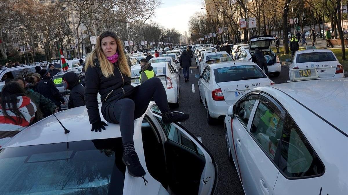 Taxistas madrileños durante la concentración, esta mañana, en el Paseo de la Castellana.