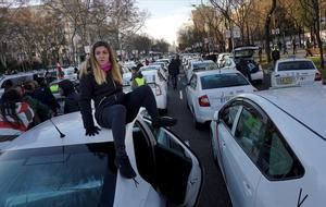 Taxistas madrileños durante una concentración en el Paseo de la Castellana.