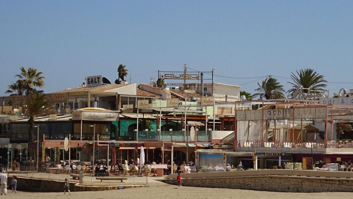 Los siete locales de la Punta del Arenal de Xàbia, en una imagen captada ayer. | CARLOS LÓPEZ