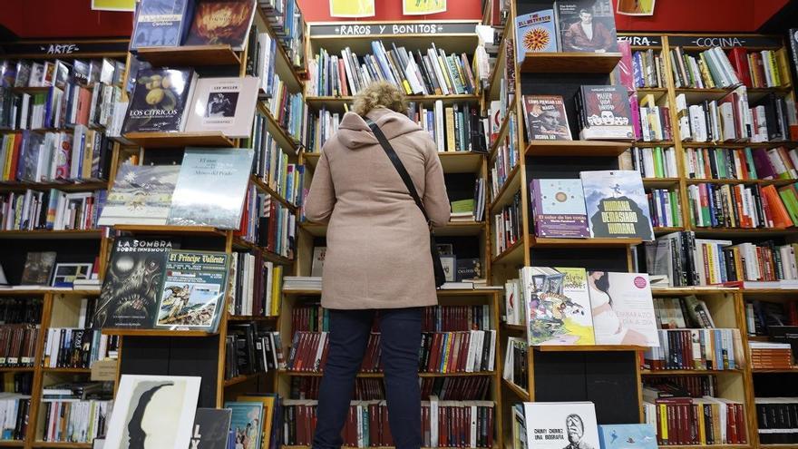 Una mujer ojea libros en una librería