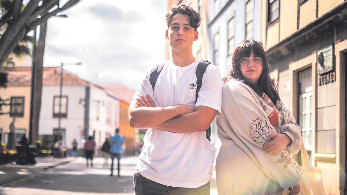 Daniela y Adrián, ayer en los alrededores de la Catedral de San Cristóbal de La Laguna.