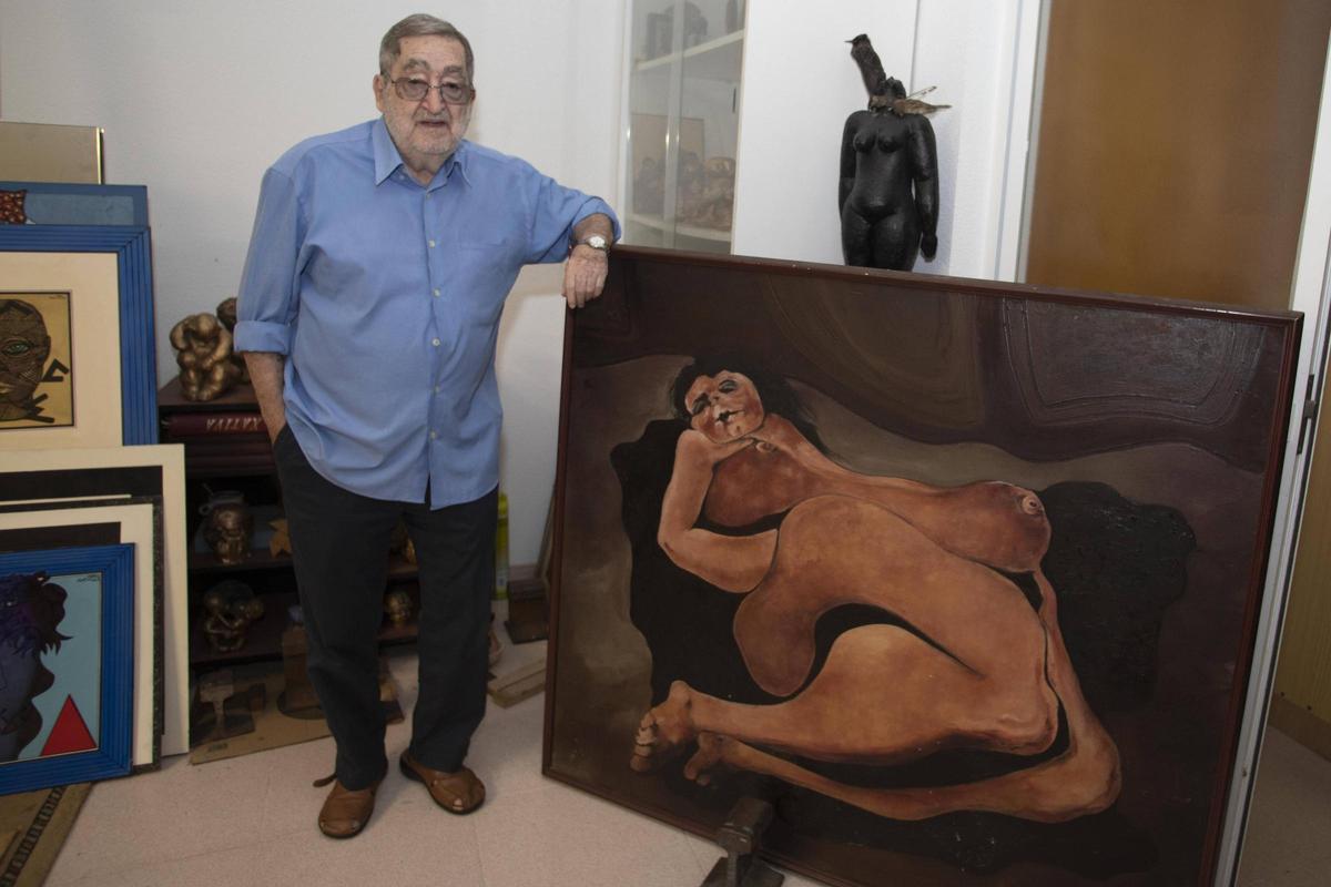 Joan Ramos posa con una de sus últimas obras, en su estudio en Xàtiva.