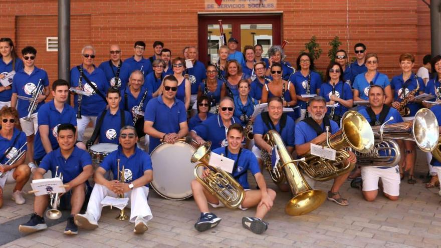 La Banda Municipal de Ejea de los Caballeros realizó un pasacalles para ir a recoger a sus nuevas incorporaciones.  | TONI TORRANO