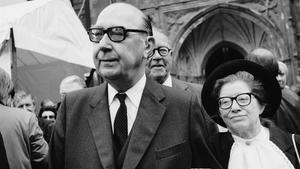 El poeta inglés Philip Larkin con su pareja Monica Jones, en el funeral del poeta laureado John Betjeman en la abadía de Westminster. 