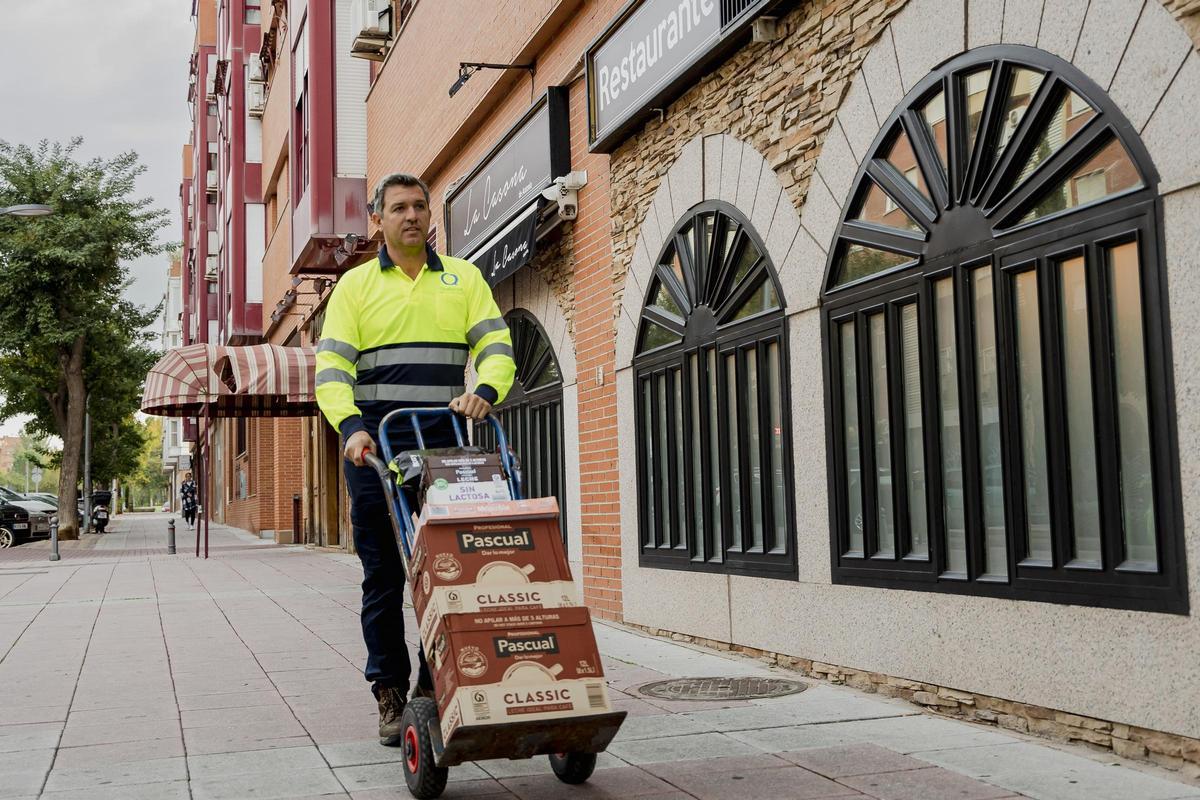 Un trabajador de Qualianza, distribuidora del grupo Pascual, en pleno reparto.