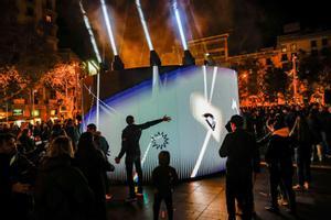 Inauguración de Analema, la torre de luz interactiva del Sónar en Universitat