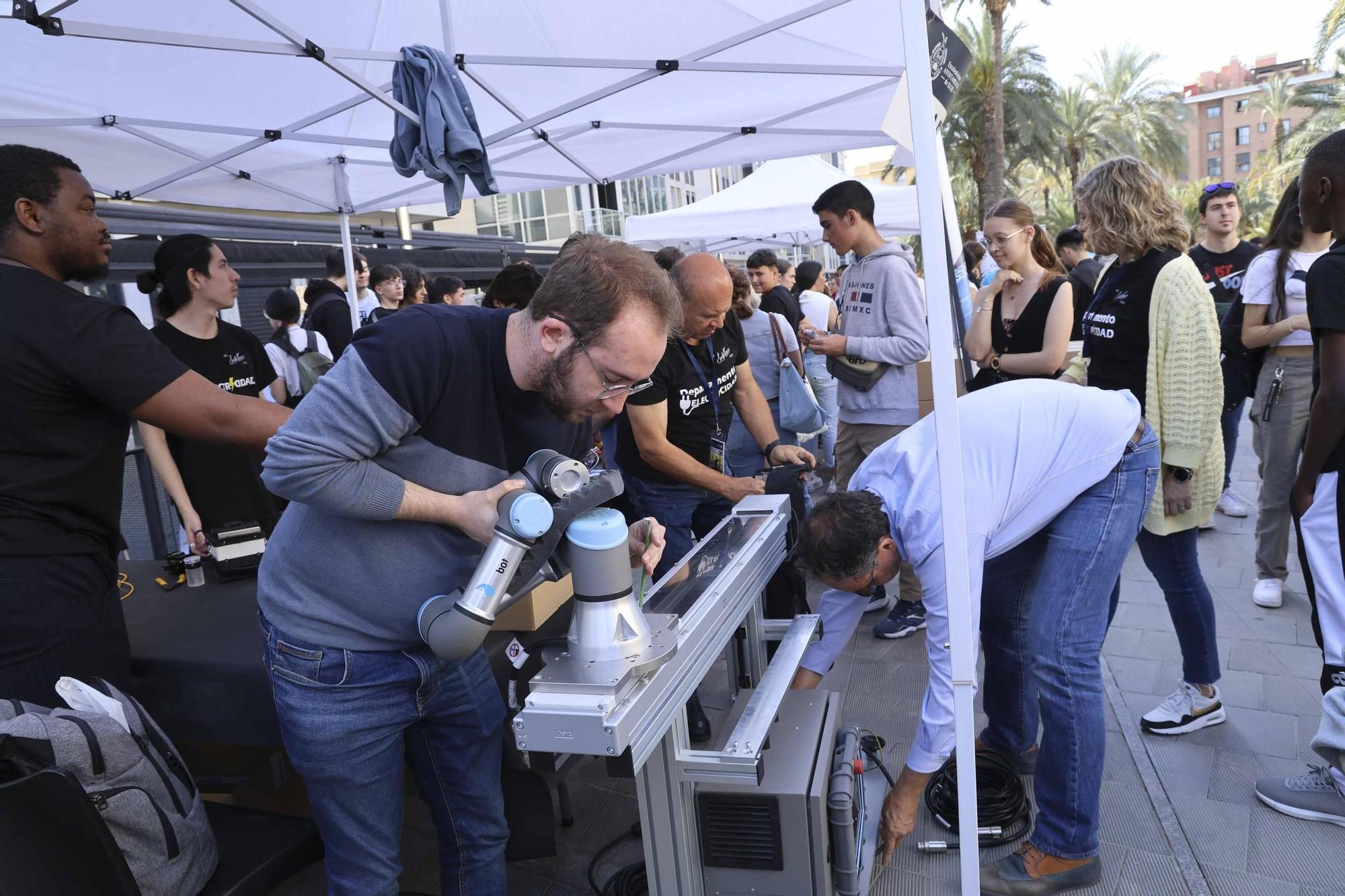 Elche muestra en una feria municipal con 36 centros educativos su apuesta por la FP