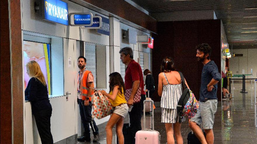 Pasajeros frente al mostrador de Ryanair en Gran Canaria.