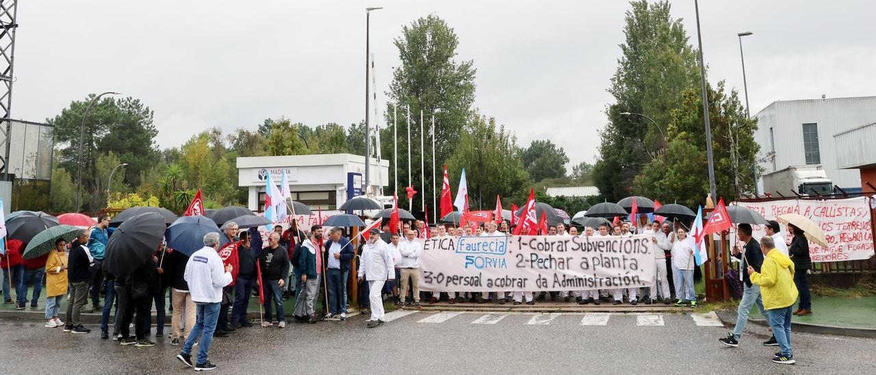 Trabajadores de la antigua filial de Faurecia en O Porriño, ahora Madera Fiber Technologies, en una protesta ante la fábrica.