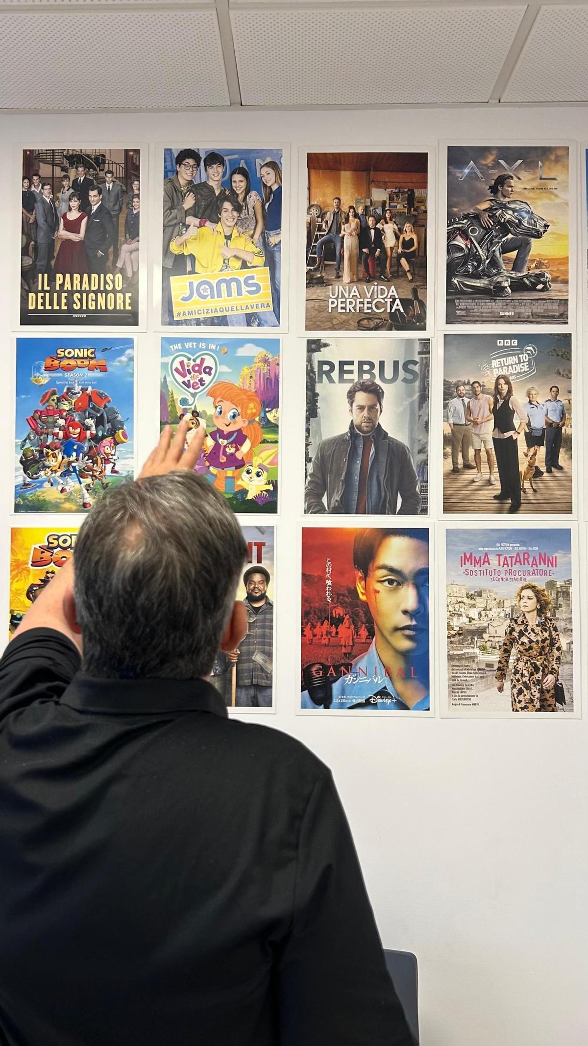 Jose Luis Siurana señalando algunas de las películas en las que aparece su voz