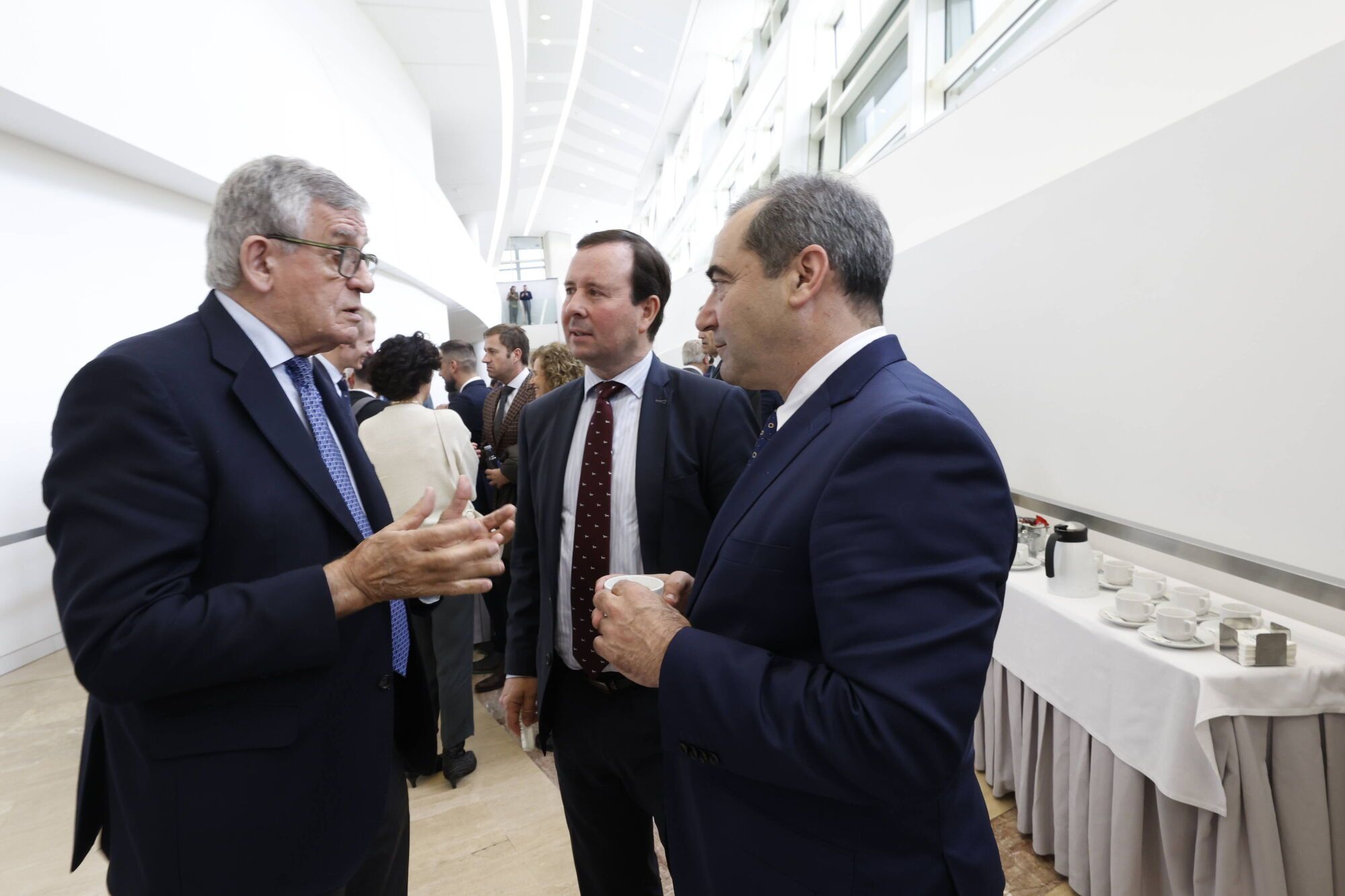 Por la izquierda, Manuel Pérez, presidente del Consello Económico e Social (CES Galicia), Arturo Ramírez, presidente de Ramírez Construcciones, y Carlos Riveiro, director en Galicia de SANJOSÉ Constructora.