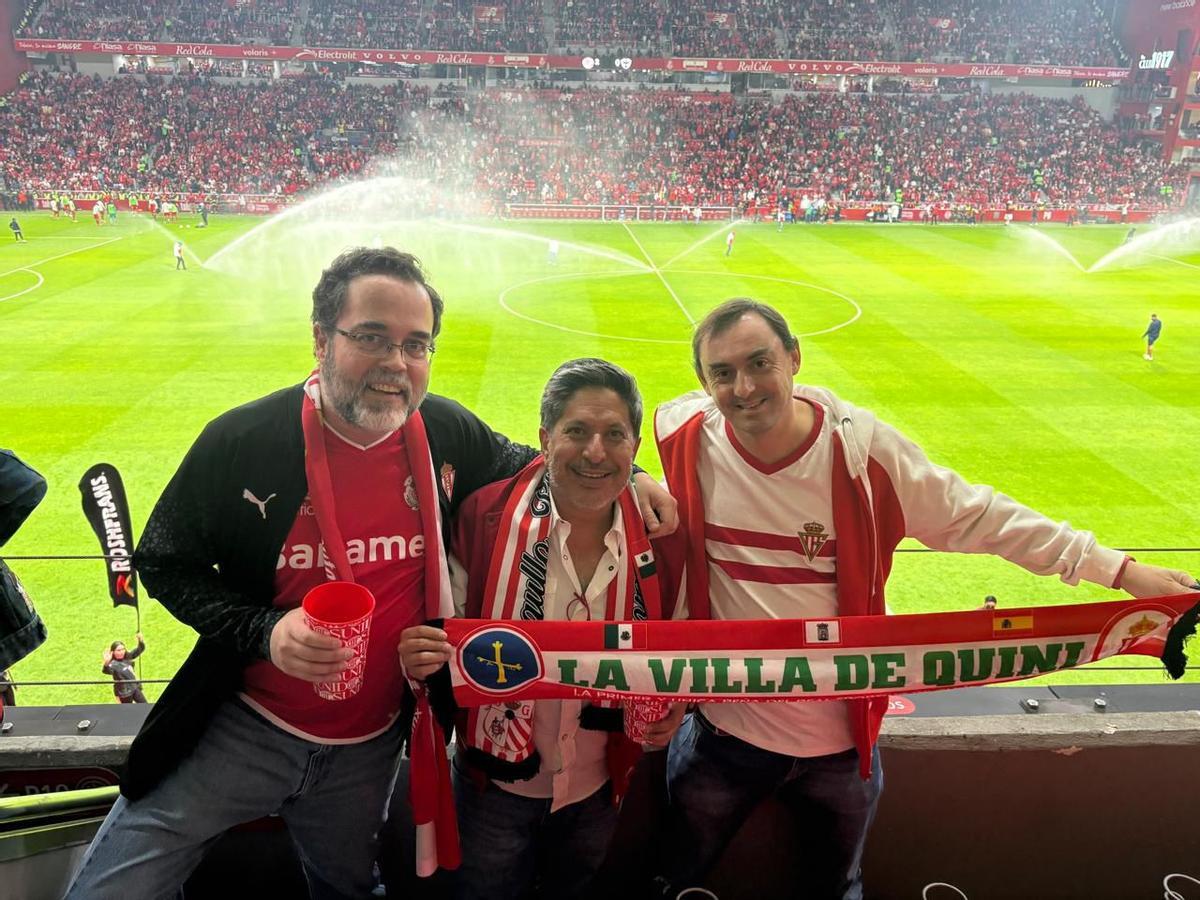 Miembros de la peña La villa de Quini en el encuentro entre el Toluca y el Monterrey