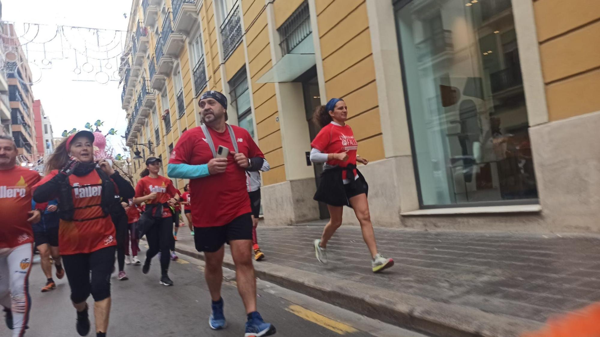 Los corredores se calzan las zapatillas para visitar las Fallas