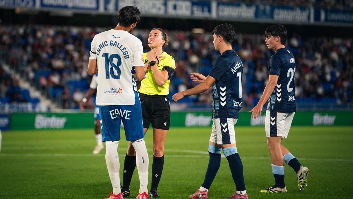 Olaitz Rivera llama la atención a Enric Gallego durane el partido