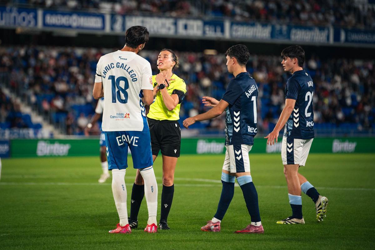 Olaitz Rivera llama la atención a Enric Gallego durane el partido