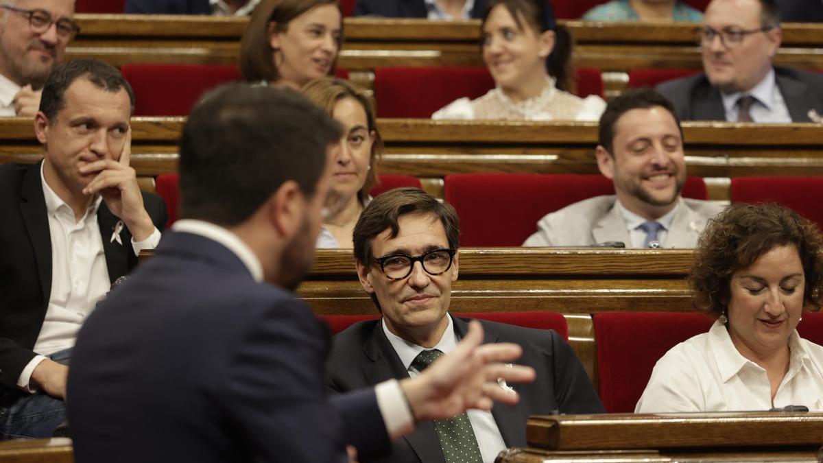 Salvador Illa y Pere Aragonès, durante un debate en el Parlament.