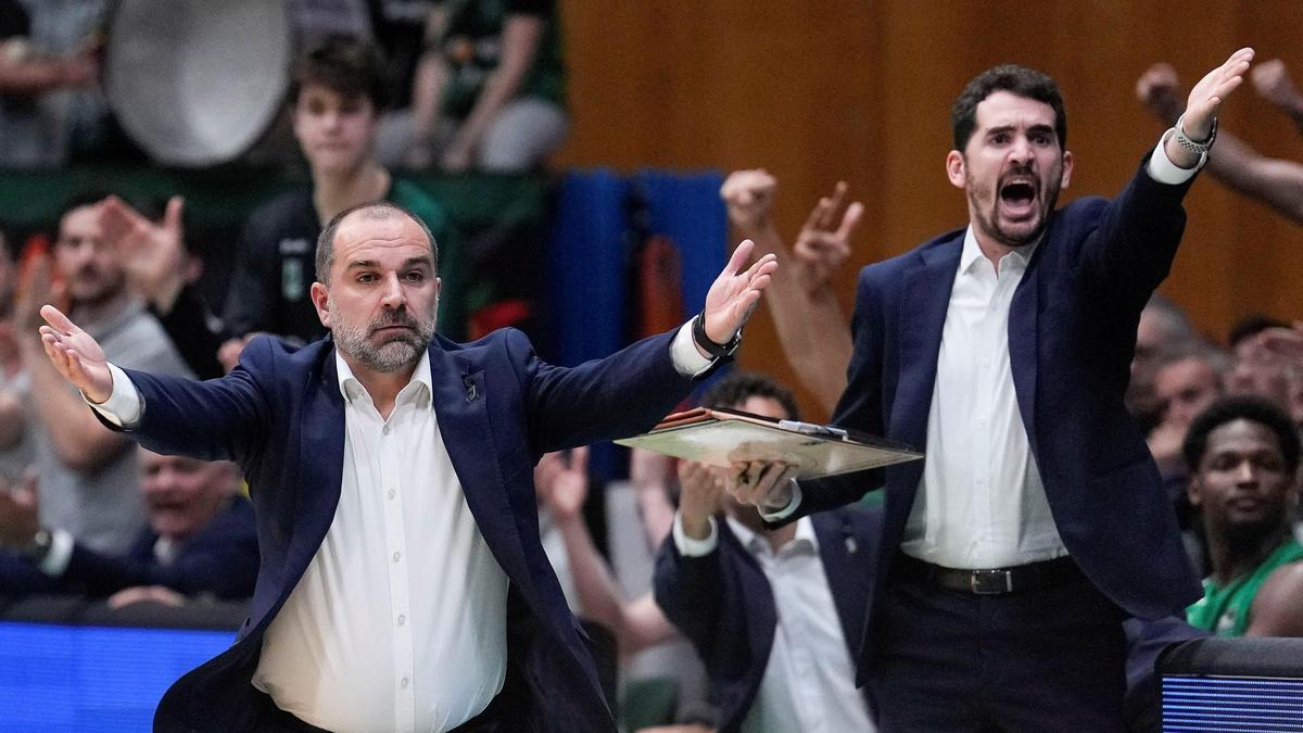 Carles Duran se queja a los colegiados durante el encuentro ante el Barça