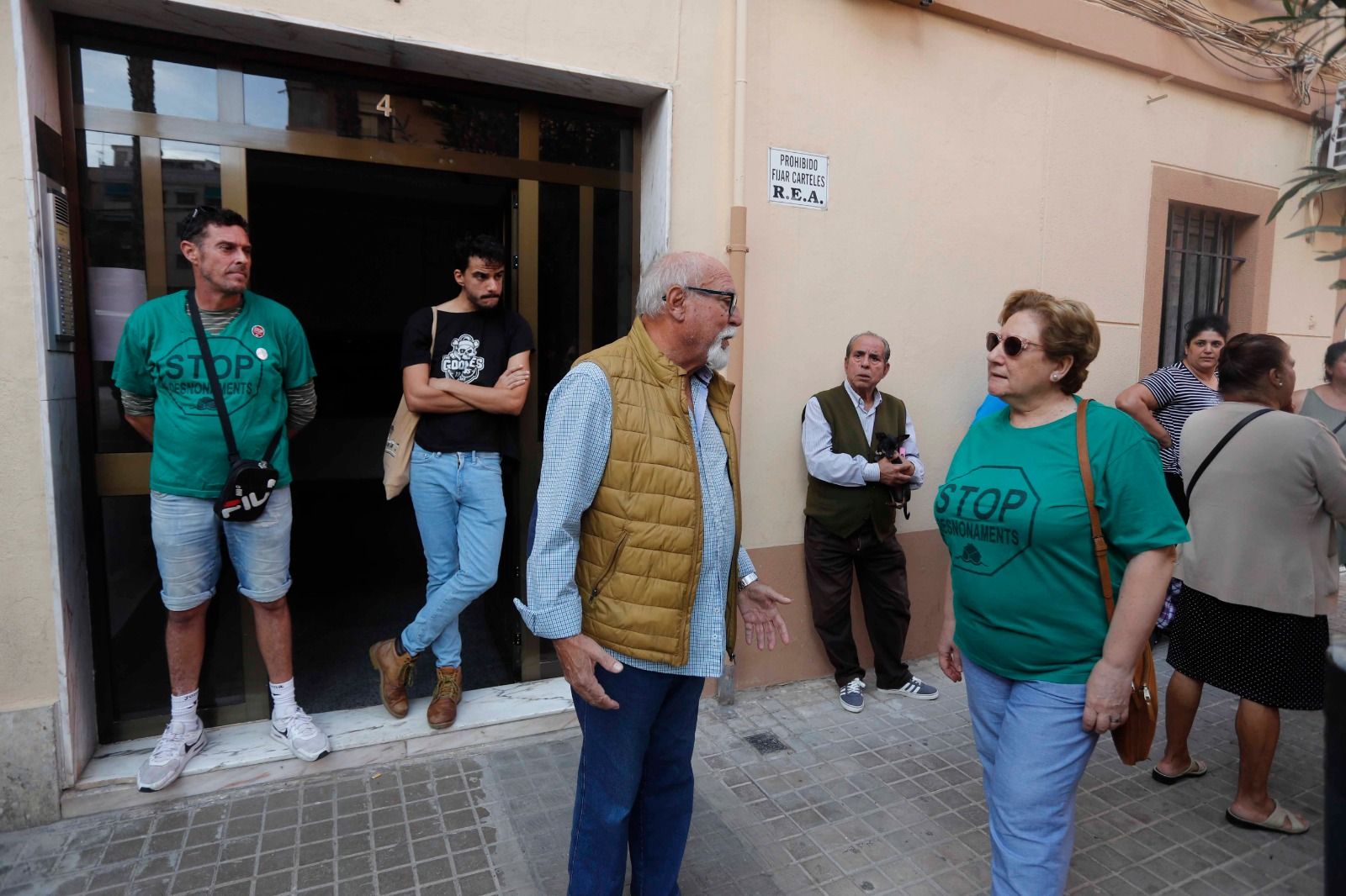 La presión vecinal logra paralizar un desahucio en València