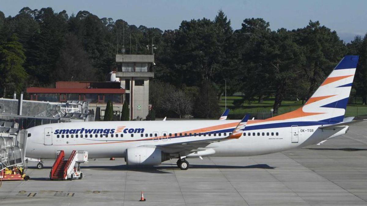 Avión de Smartwings alquilado por Binter en el aeropuerto de Peinador.