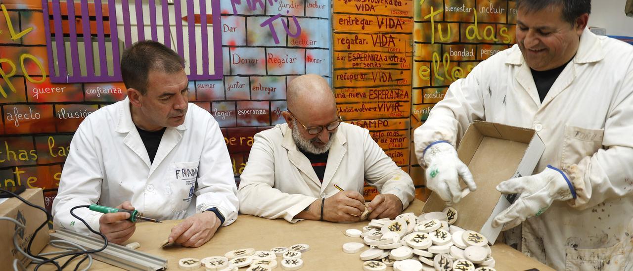 Preparación de dorsales para la &quot;Pontevedrada&quot;, ayer por la tarde en la Casa da Luz.