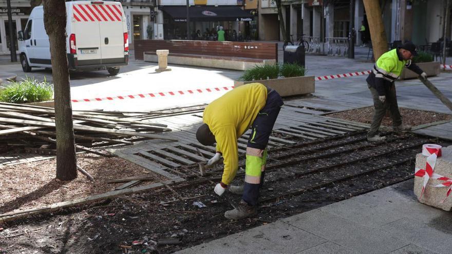 Retirada del entarimado de la plaza de Santa Catalina