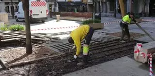 Retirada del entarimado de la plaza de Santa Catalina