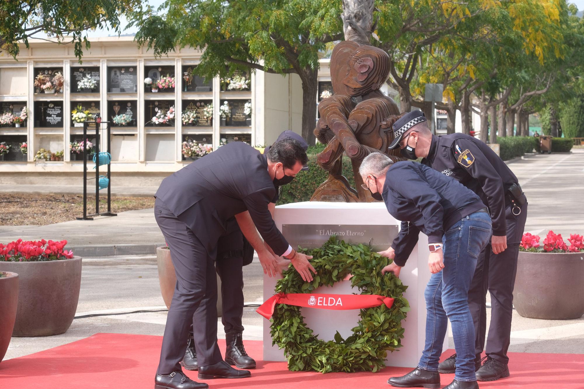 Así ha sido el homenaje a los 111 fallecidos por covid en Elda