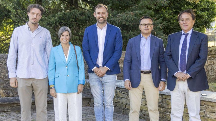 Nicolás Zabaleta (i), María Durán, Roi Rodríguez, José González e Pedro Pablo Rey, antes de comezar o foro
