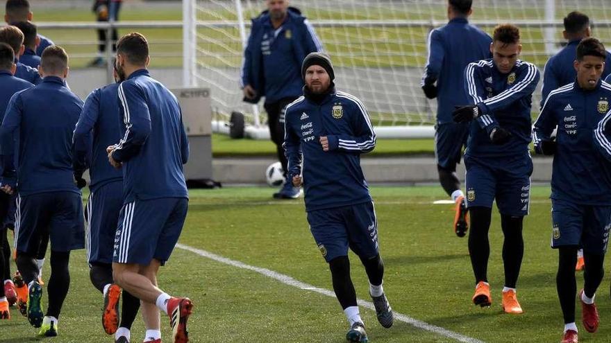 Messi se entrena con normalidad y jugará con Argentina contra España