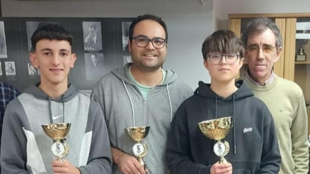 Deportistas del Escacs Xàtiva con los trofeos.