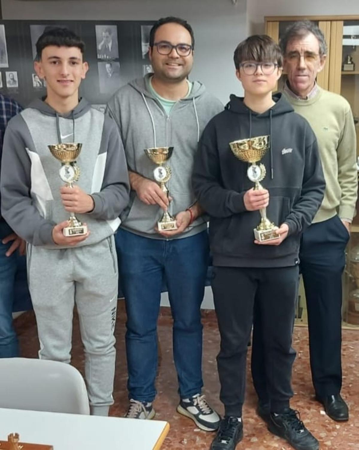 Deportistas del Escacs Xàtiva con los trofeos.