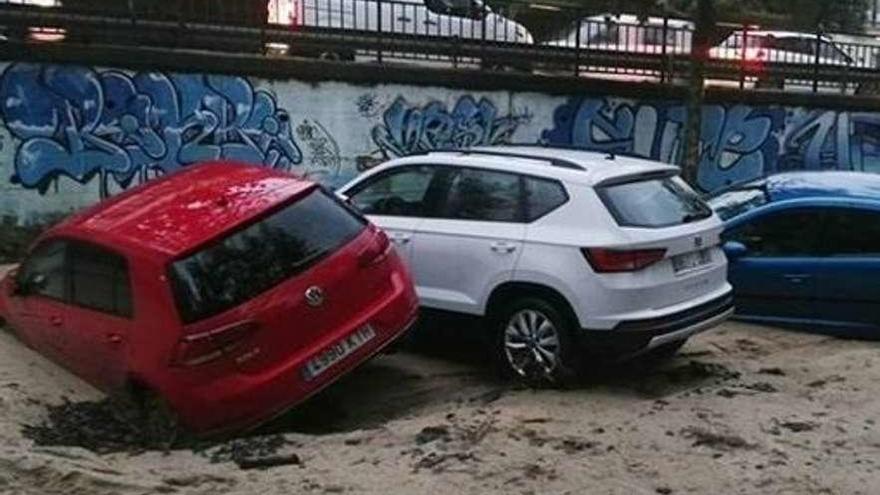 Coches afectados por la riada debido al temporal en Arenys de Munt, en Barcelona. // Europa Press