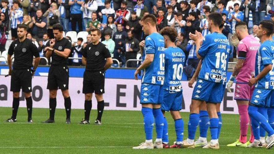 El árbitro zamorano Jesús Rodrigo, en el homenaje de Riazor a Arsenio