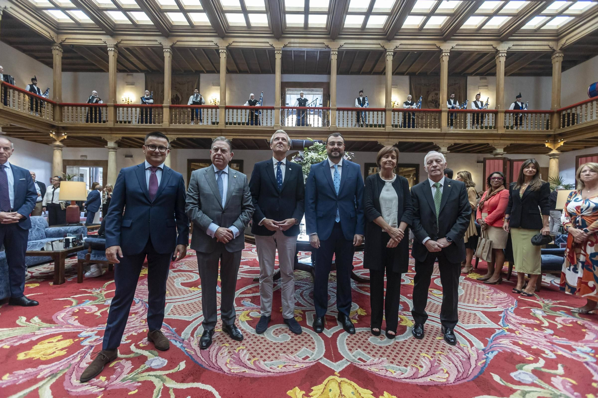 La Asociación Día de Galicia en Asturias entrega su medalla de oro a Adrián Barbón y Carmen Moriyón