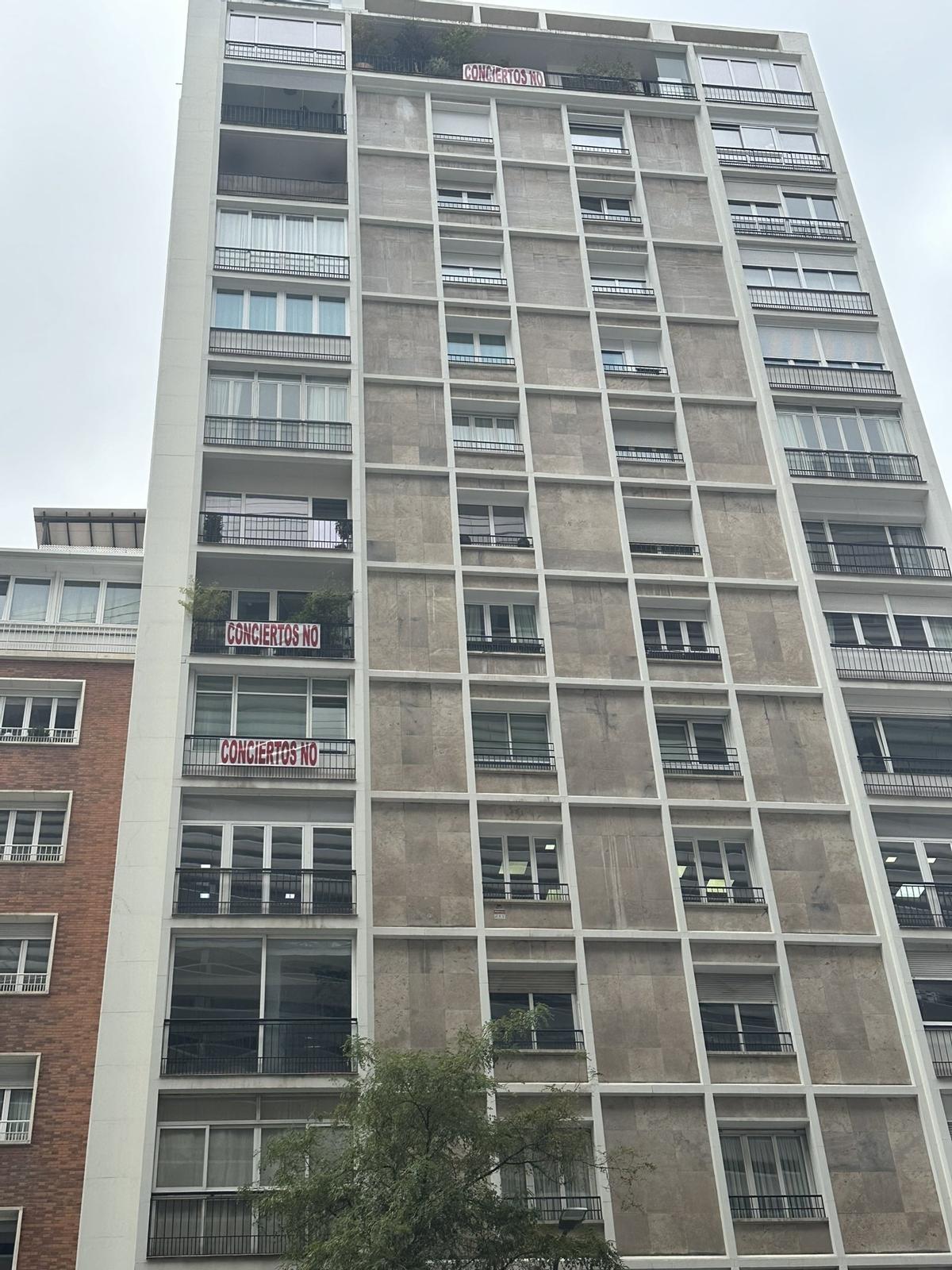 Imagen de uno de los edificios más cercanos al Bernabéu, con carteles contra los conciertos