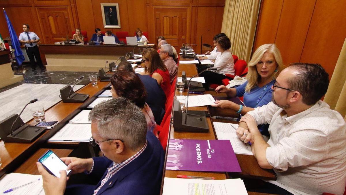 El concejal de Podemos Juan Alcántara, y al fondo el alcalde de Córdoba, José María Bellido, en el pleno.