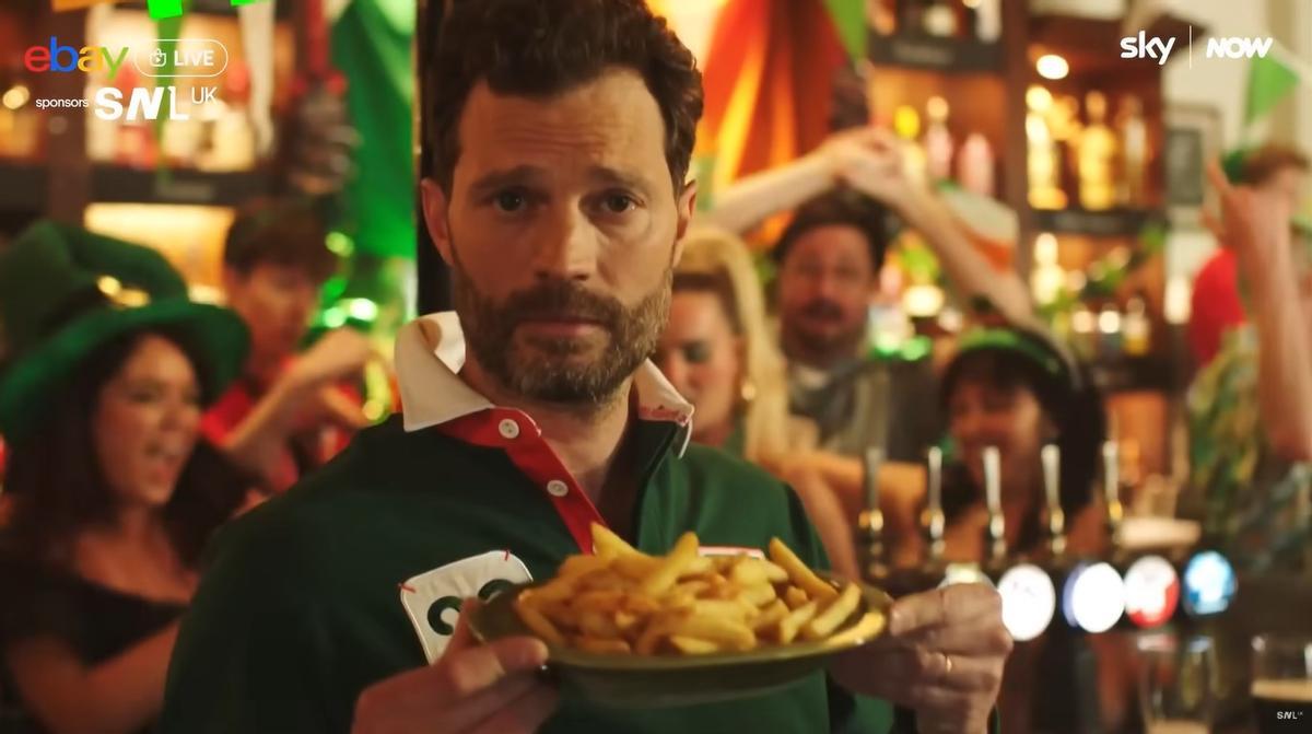 Jamie Dornan en una escena del vídeo humorístico de Saturday Night Live UK sobre las vacaciones de los británicos en España.