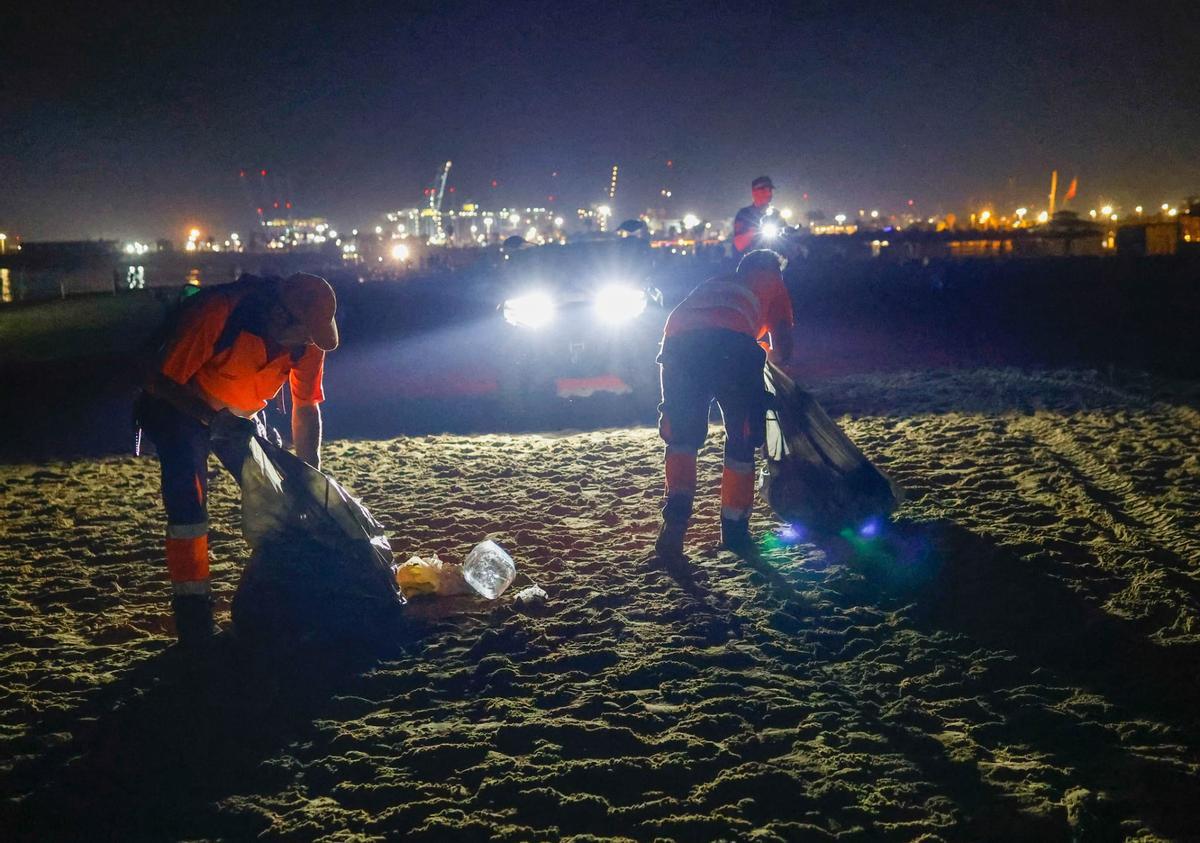 Dispositivo de limpieza en las playas valencianas tras la noche de San Juan Dispositivo de limpieza en las playas valencianas tras la noche de San Juan
