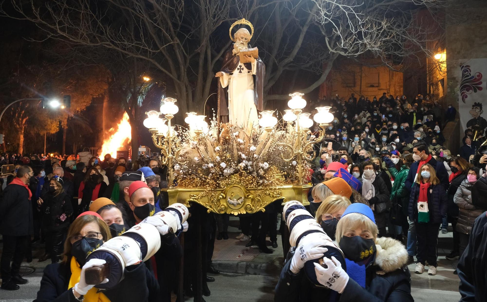 Los eldenses festejan a San Antón, patrón de los Moros y Cristianos, con las típicas vueltas a la hoguera, la bendición de animales, las tradicionales danzas y el reparto del pan