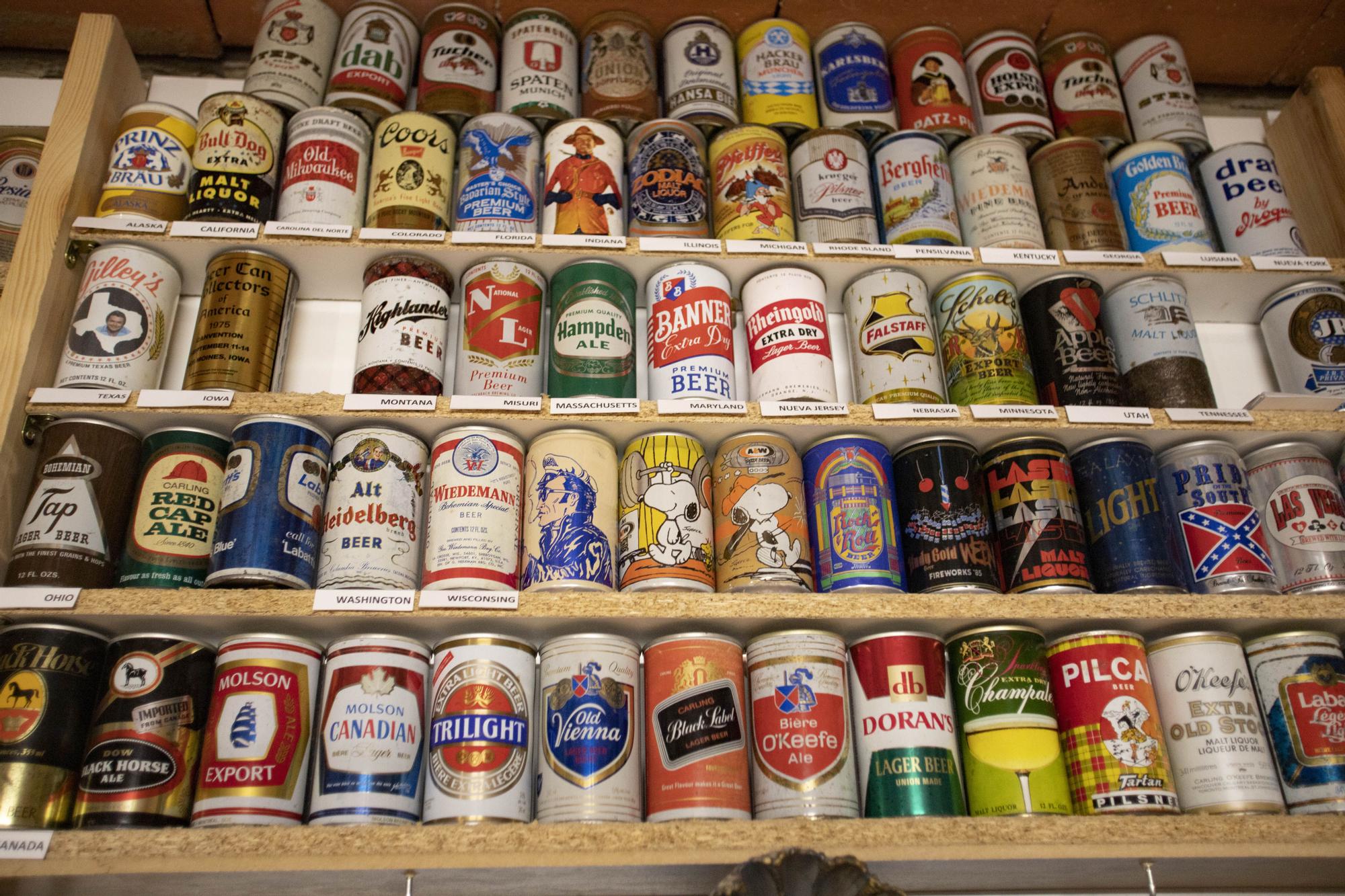 David Fortea atesora en Quesa la mayor colección de latas de cerveza de España