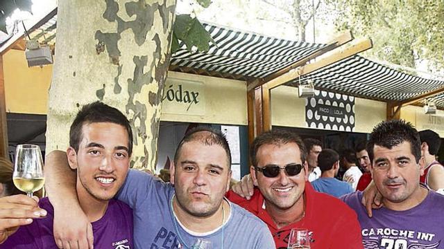 Las peñas y los turistas disfrutan de la fiesta.