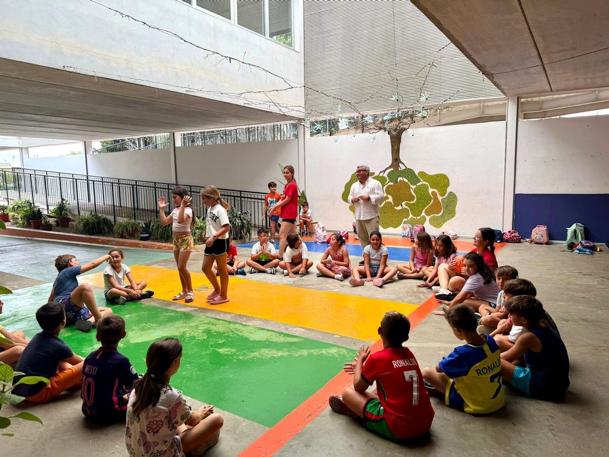 Numerosos niños y niñas de diferentes edades participan en las actividades.