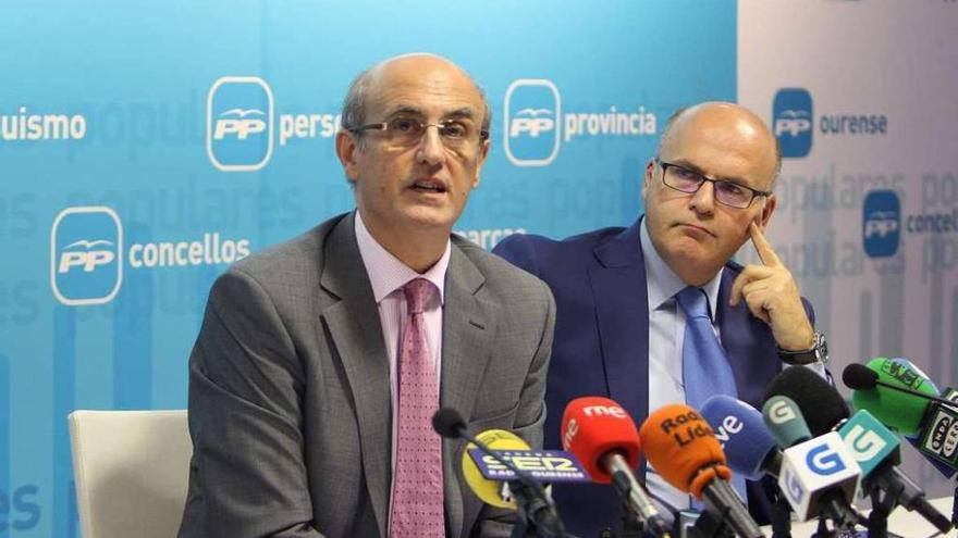 Manuel Baltar (derecha) ayer con Celso Delgado en la sede del PP.