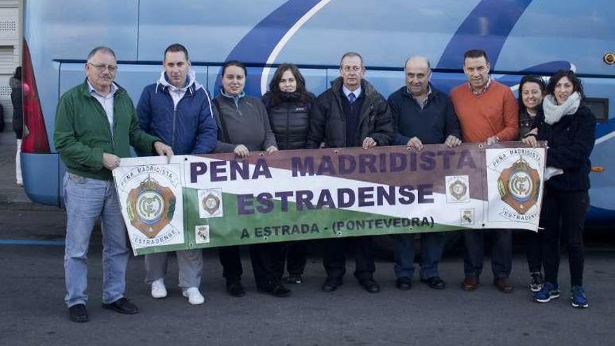 Zidane posa con la expedición estradense que se desplazó hasta el Bernabéu y la Ciudad Deportiva.