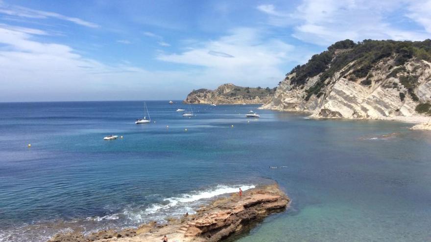 Embarcaciones amarradas ayer a las boyas de la Cala Blanca.