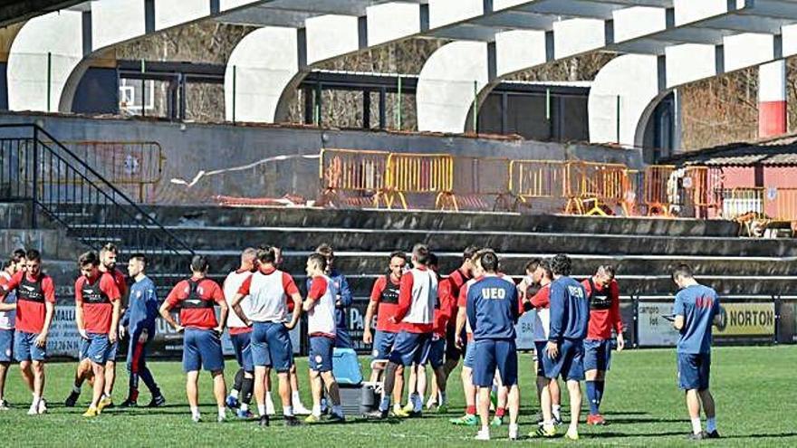 Una imatge de les obres d&#039;ampliació de la tribuna que s&#039;estan fent, que abarcarà una part de la general.