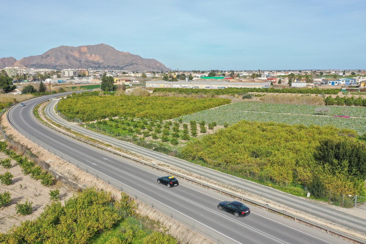 Parcelas no urbanizables, en la CV-921, entre las carreteras de Arneva y Hurchillo